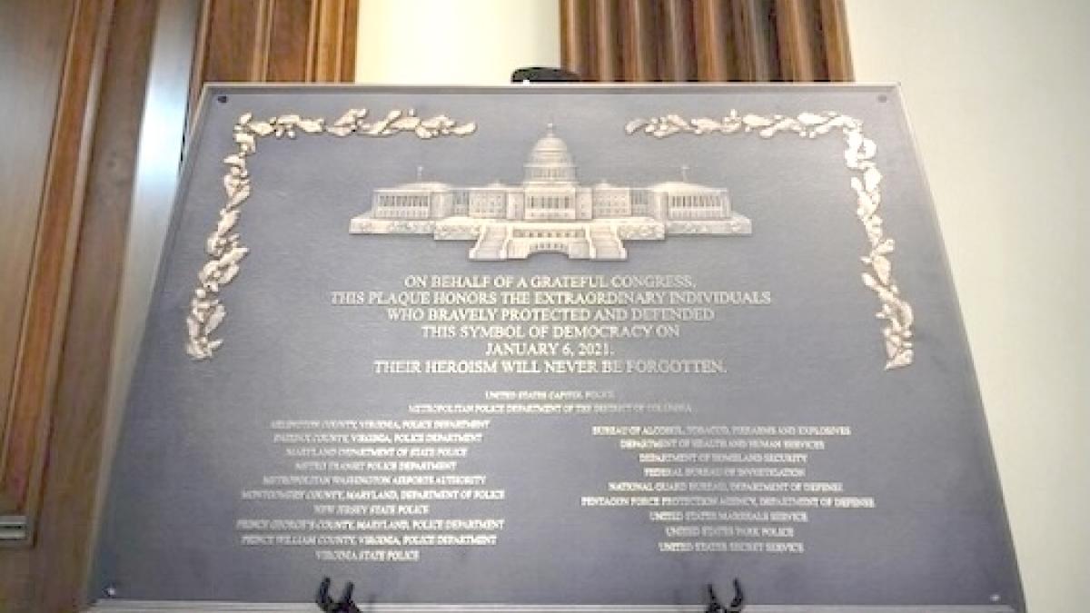 Replica of the official plaque honoring the police who defended democracy 