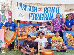 Inmates from Tanumalal with their artwork