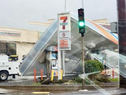 7 Eleven store in Hawaii with roofing down