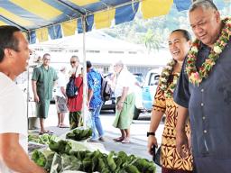 Governor and Ella speaking with a vendor at Farm Fair