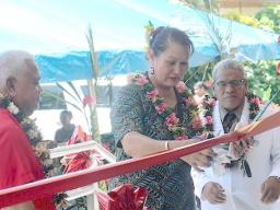 Dr. Va’asā Uluiva Simanu cutting the ribbon 