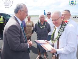 Governor presents gifts to Apostolic Nuncio