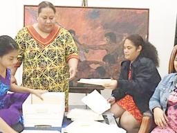 l-r Anita Tuaato, Tamaitai o le Ofisa o le Arts Council, Tiara Fata, ma Stella Filipo