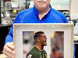 Markowitz with photo of 7s star, Ricardo Duarte