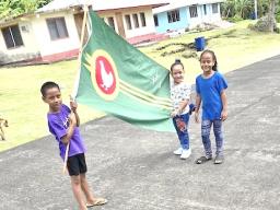 children with manu'a flag