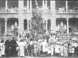 Christmas tree and crowd in front of Iolani Palace in Honolulu