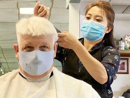 Samoa News photographer Barry Markowitz getting a hair cut