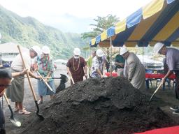 [l-r] Chief Associate Judge Mamea Sala Jr., Secretary of Samoan Affairs Mauga T. Asuega, Gov. Lolo Matalasi Moliga and others turn the soil 