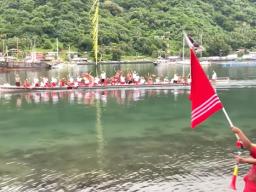 Excited fans gather to cheer on the victorious Manulele Tausala