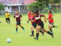 A Tafuna Warriors’ player dribbles during a promising attack against the Faga’itua Vikings 