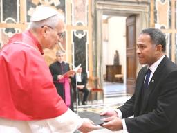 Ambassador Jovilisi Suveinakama with Pope Leo