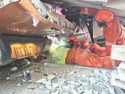 RECUERS LOOK FOR SURVIVORS