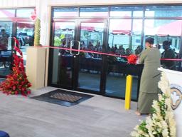 First Lady cutting ribbon at airport quarantine facility