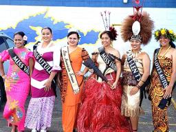  Miss American Samoa Magalita Johnson with the 5 contestants during last Saturday's float parade.