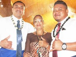 Three Fono staffers giving a thumbs up