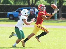 Tafuna Warriors Tuinauvai Moli about to catch the opening touchdown pass