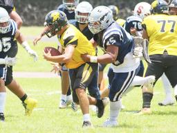 Tillus Sala of the Samoana Sharks apprehending Nathaniel Maea