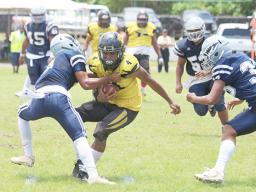 Kobe Lefiti grabbing Calloway Alosio