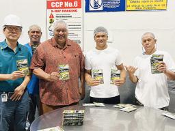 Gov with StarKist Samoa Plant Director/ General Manager Injoo Ha (far left) and employees of the Pouch Department