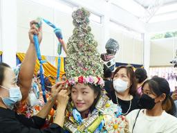 graduate in a pale tupe