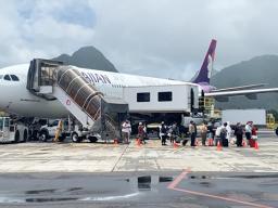 HAWAII AIR PASSENGERS DEPLANING