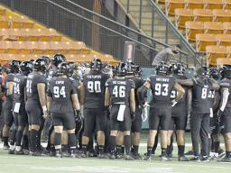 UH team on the sidelines.