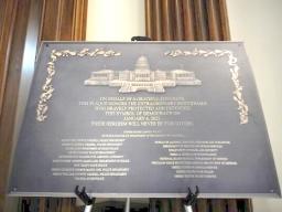 Replica of the official plaque honoring the police who defended democracy 