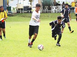 An Ilaoa & To’omata player (left) dribbles away from a Black Roses’ opponent