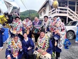 Manumalo grads and a parent