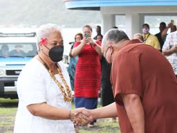 Gov. Lemanu Peleti Mauga shaking hands with Samoa Prime Minister Fiame Naomi Mataafa 