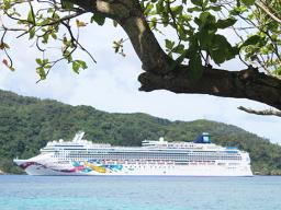Norwegian Jewel entering Pago Pago bay yesterday