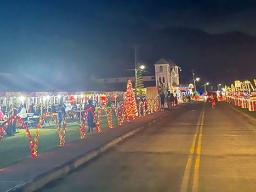 The Nu’uuli village Christmas light show