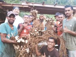 Saimon Lomaloma and others with kava