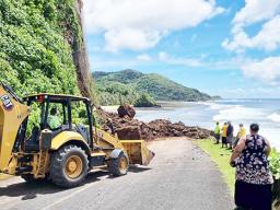  landslide that blocked traffic from both sides in Amouli
