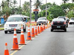 Traffic in front of the Laufou Shopping Center 