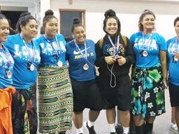 O le 'au na masi'i mai ma ta'a'alo i le Likl Volleyball "Tama'ita'i mai Lona" ua latou mauaina le pine siliva i le fa'aiuga o le Likl o le Kerisimasi.