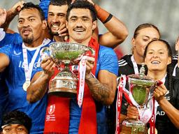 Vaa Apelu Maliko hoists tropy beside NZ Women with their trophy