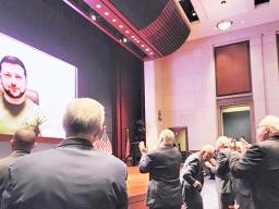 Congressional members applaud Ukraine President Zelensky