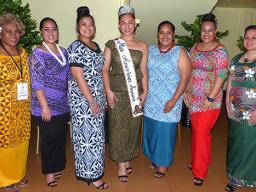  L-R Meafou Imo Peresetene o le MASI; Edwina Laina Lilomaiava Tanielu; Christine Dutrete; Miss Pcific Islands Matauaina Toomalatai, Talileleia Ifoitaua Fiatama'ita'i Tasi; Brittney Unasa Galo; ma Magalita Philomena Johnson. Tala o le tauvaga i le lomiga o le Lali.