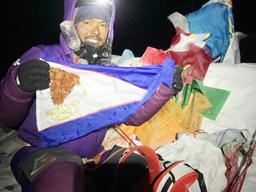 Manoah Ainuu with American Samoa flag at the top of Mr. Everest