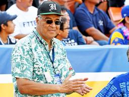 Mufi Hannemann applauds the action at Aloha Stadium