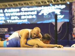 Nolan Ili Puletasi pinning his opponent