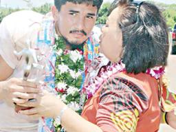 Oakie Salave’a accepting the MVP trophy