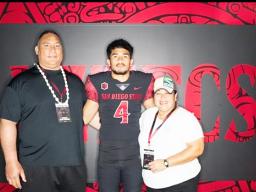 Oakie Salave’a with his parents