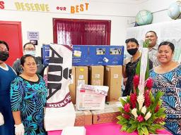 Olomoana Elementary School principal and staff