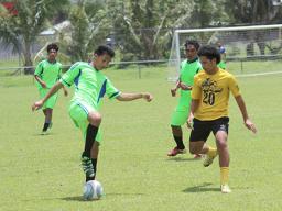 A Taputimu Youth player tries to control the ball 