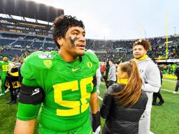 Offensive lineman Penei Sewel