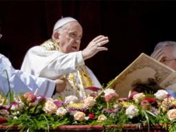 Pope Francis bestows the plenary 'Urbi et Orbi' (