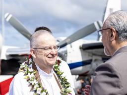 Gov. Pulaali’I Nikolao Pula greeting the Apostolic Nuncio