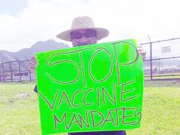 A vaccine mandate protester
